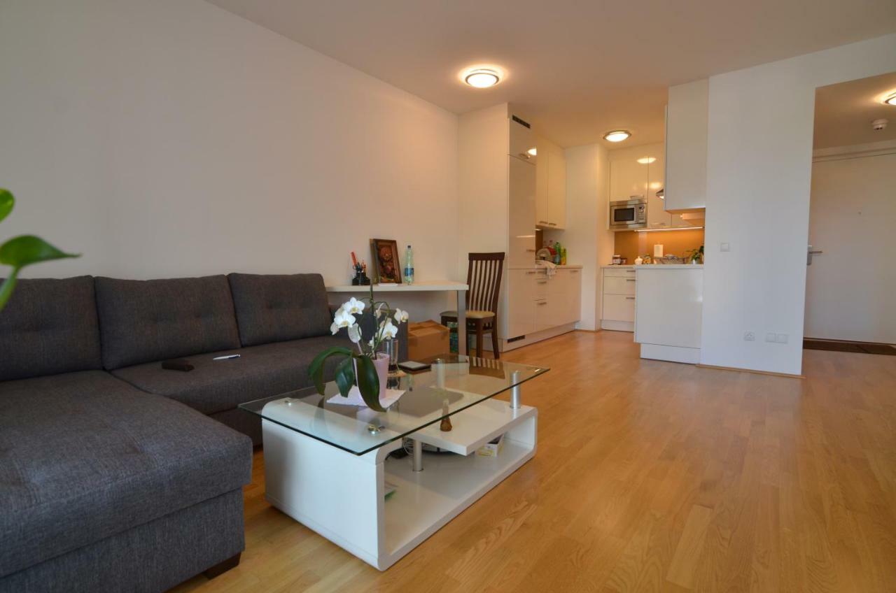 Apartment With Parking On Premise Vienna Exterior photo